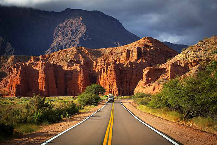 Quebrada de las Conchas là một nơi tuyệt vời để ghé thăm ở Argentina. Chuyến đi đường bộ từ Salta đến Cafayate qua thung lũng Lerma là một hành trình với vô vàn cảnh quan tuyệt đẹp. Các thành tạo đá được chạm khắc của Quebrada de las Conchas cũng vô cùng ấn tượng.
