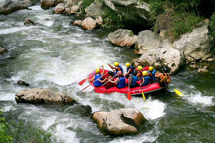 Đi bè vượt thác Whitewater: Đây là một cuộc phiêu lưu thú vị sẽ giúp bạn rèn luyện sức khỏe và đem lại trải nghiệm vô cùng kích thích.
