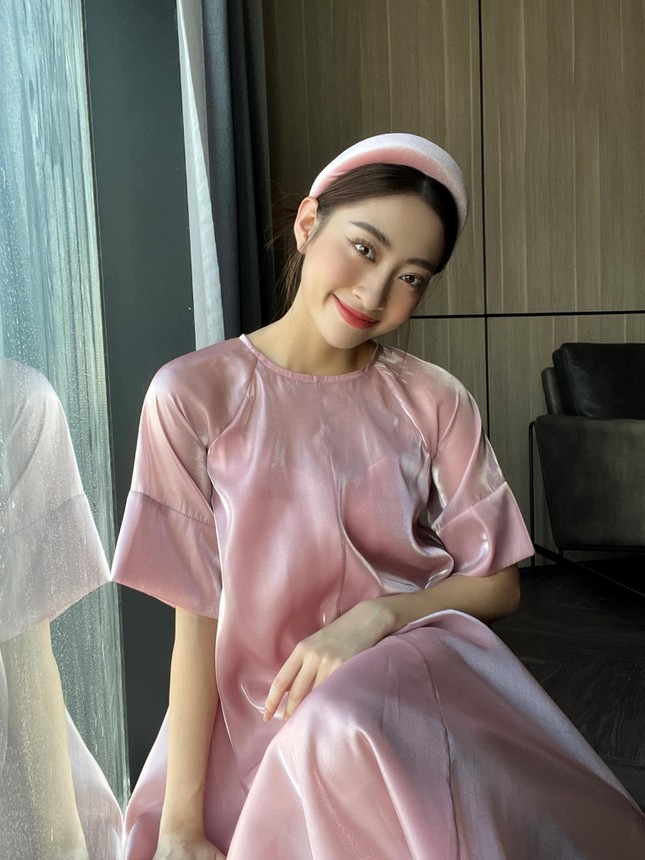 Gu thời trang của Hoa hậu Lương Thùy Linh thay đổi như thế nào sau khi trở thành trợ giảng? - hình ảnh 3