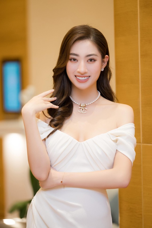 Gu thời trang của Hoa hậu Lương Thùy Linh thay đổi như thế nào sau khi trở thành trợ giảng? - hình ảnh 1