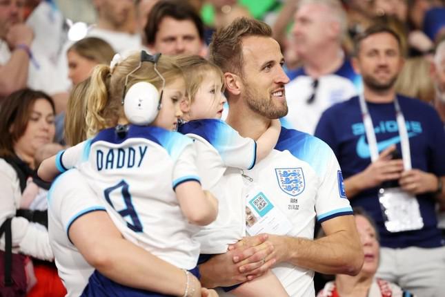 Đội trưởng Harry Kane và hai cô con gái Ivy,Vivienne Jane, cùng vợ Katie.