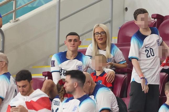 Phil Foden cùng bạn gái Rebecca Cooke và con trai Ronnie.