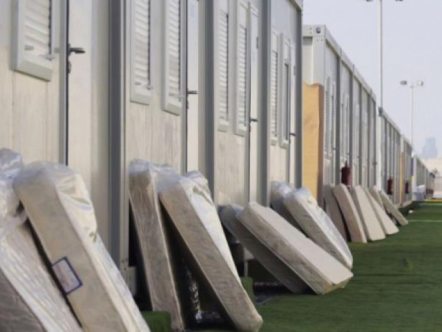 Người hâm mộ World Cup khổ sở vì chỗ ở trên sa mạc, container
