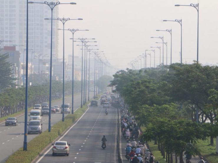 TP.HCM chìm trong sương mù, nhiều tòa nhà cao tầng ”mất hút”