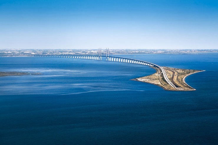 Ngắm cây cầu biến mất giữa biển: Cây cầu ấn tượng này từng xuất hiện trong bộ phim ăn khách 'The Bridge'. Bạn sẽ nhìn thấy quang cảnh tuyệt vời của cây cầu 'nửa chìm nửa nổi' vô cùng độc đáo này trước khi hạ cánh xuống Sân bay Copenhagen.
