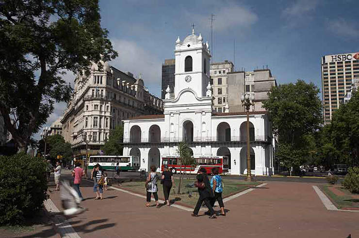 Khám phá Plaza Mayo: Plaza Mayo là&nbsp;quảng trường chính của thành phố nơi tràn ngập kiến ​​trúc châu Âu, trong đó có ngôi nhà màu hồng Casa Rosada, nơi Juan và Eva Peron từng vẫy tay chào đám đông từ ban công, Madonna cũng đã hát từ đây trong phim Evita. Địa danh nổi tiếng nhất của quảng trường là Nhà thờ lớn Metropolitana theo phong cách baroque, nơi có lăng mộ của vị anh hùng được kính trọng nhất của Argentina, Tướng Jose de San Martin.
