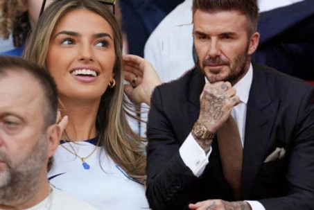 David Beckham và dàn WAGs tuyển Anh trên khán đài trận thắng 6-2