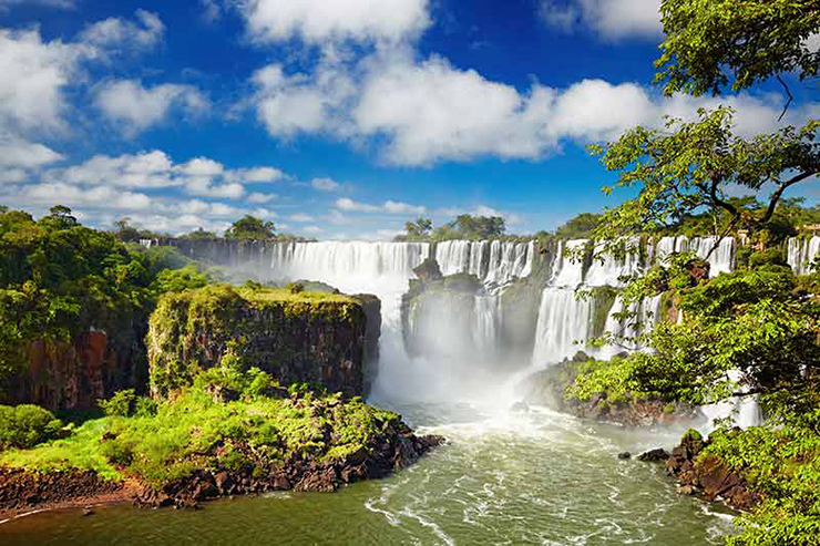 Khám phá vườn quốc gia Iguazu: Thác Iguazu là một trong những nơi tuyệt vời nhất để ghé thăm ở Argentina. Đi bộ dọc theo lối đi lát gỗ rộng lớn của công viên, thi thoảng&nbsp;dừng lại để chiêm ngưỡng khung cảnh thác nước đẹp như tranh vẽ được bao quanh bởi khu rừng nhiệt đới nguyên sinh là một trải nghiệm tuyệt vời.
