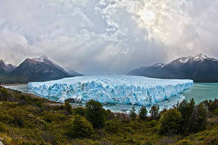 Đi du thuyền đến Perito Moreno Glacier: Cách El Calafate 78 km là sông băng Perito Moreno trong Công viên Quốc gia Los Glaciares, nơi&nbsp;đã được UNESCO công nhận là Di sản Thế giới. Đi du thuyền đến sông băng Perito Moreno là một trong những trải nghiệm tuyệt nhất&nbsp;ở Argentina.
