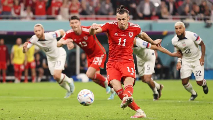 Gareth Bale kiếm penalty và tự mình sút phạt đền thành công để giúp ĐT xứ Wales thoát thua ĐT Mỹ tại World Cup 2022