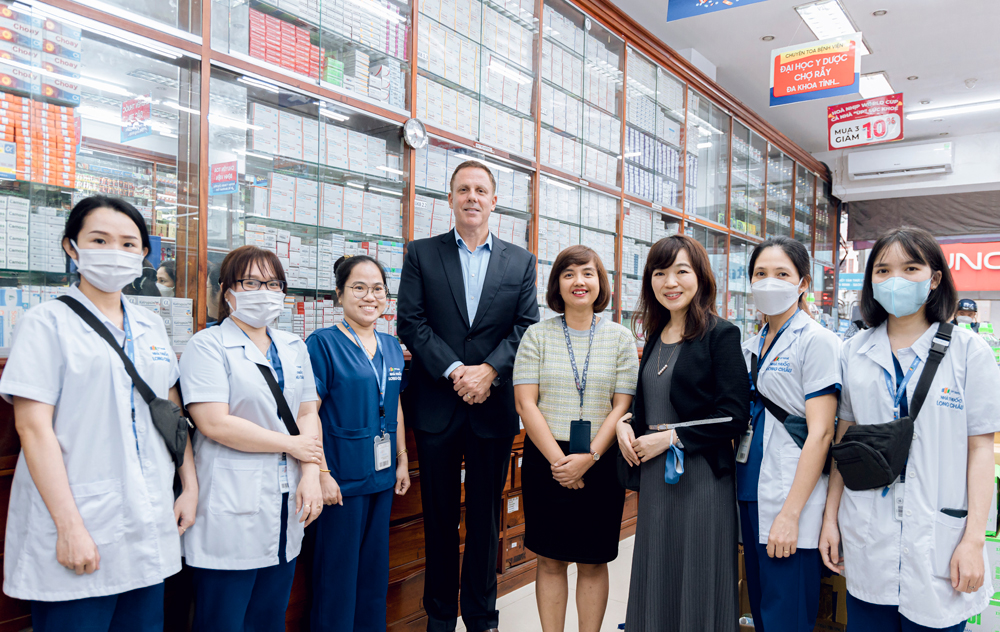 Phó Chủ tịch toàn cầu cùng các lãnh đạo cấp cao của Merck Healthcare đã đến thăm và làm việc tại chuỗi nhà thuốc FPT Long Châu.