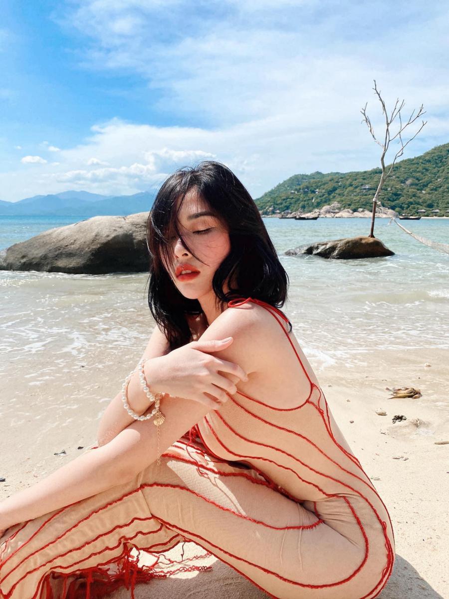 Hot girl Thái Ngọc San mặc váy xuyên thấu đi biển - 3