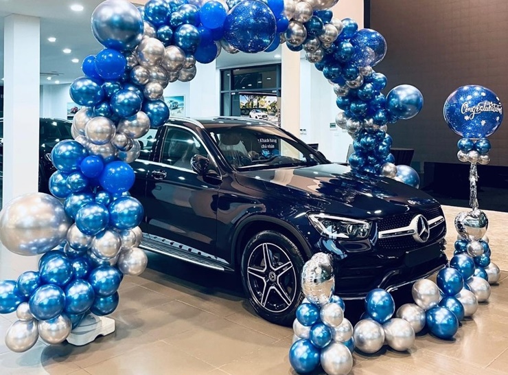 Chiếc Mercedes-Benz GLC Hoàng Đức mua là phiên bản GLC 300 4Matic, bản cao cấp nhất của dòng xe này tại Việt Nam.
