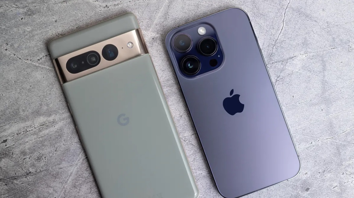 Pixel 7 Pro (trái) và iPhone 14 Pro (phải).