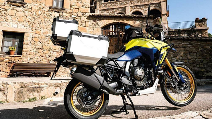 Lực hãm của Suzuki V-Strom 800DE 2023 bắt nguồn từ hệ thống phanh Nissin. Hệ thống chống bó cứng phanh ABS 2 kênh
