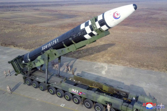 Một tên lửa đạn đạo liên lục địa (ICBM) chuẩn bị được phóng trong bức ảnh do KCNA công bố ngày 19/11. Ảnh: KCNA.