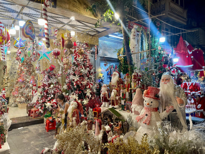 Ngập tràn không khí Giáng sinh sớm trên phố Hàng Mã - hình ảnh 8