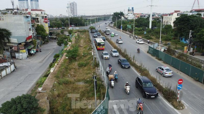 Hàng rào được dựng tại đoạn nút giao đường Lạc Long Quân đến nút giao lên cầu Nhật Tân.