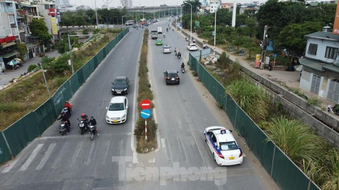 Để phục vụ dự án thi công hạ đê, giải phóng mặt bằng để mở rộng lòng đường Âu Cơ, đơn vị thi công đã lập hàng rào ở cả hai chiều đường.