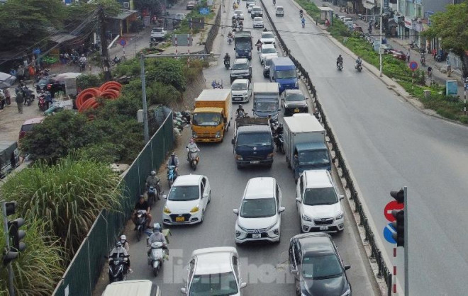 Việc rào chắn để thi công đã gây khó khăn, ùn tắc giao thông một chiều đường trong 2 tuần qua.