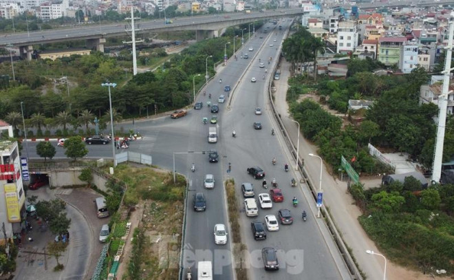 Tại nút giao lên cầu Nhật Tân, vị trí hàng rào xuất hiện hướng vào nội thành, còn chiều đường ngược lại đã thi công xong.