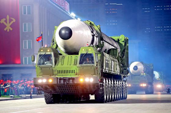 Tên lửa đạn đạo xuyên lục địa (ICBM) Hwasong-17 được giới thiệu tại cuộc duyệt binh ngày 10/10/2020, nhân dịp kỷ niệm 75 năm ngày thành lập Đảng Lao động cầm quyền của Triều Tiên. Ảnh: Yonhap.