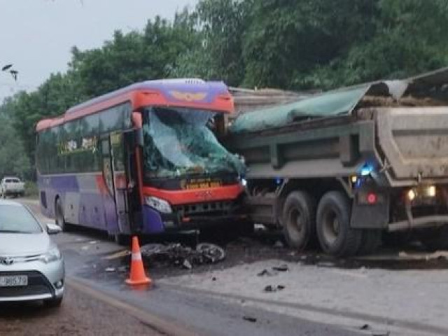 Hai người tử vong trong vụ tai nạn liên hoàn giữa xe khách, xe máy và xe tải