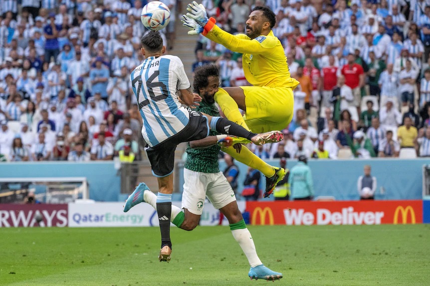 Pha va chạm kinh hoàng trong trận đấu giữa Ả Rập Saudi và Argentina chiều 22/11. Ảnh: Getty Images