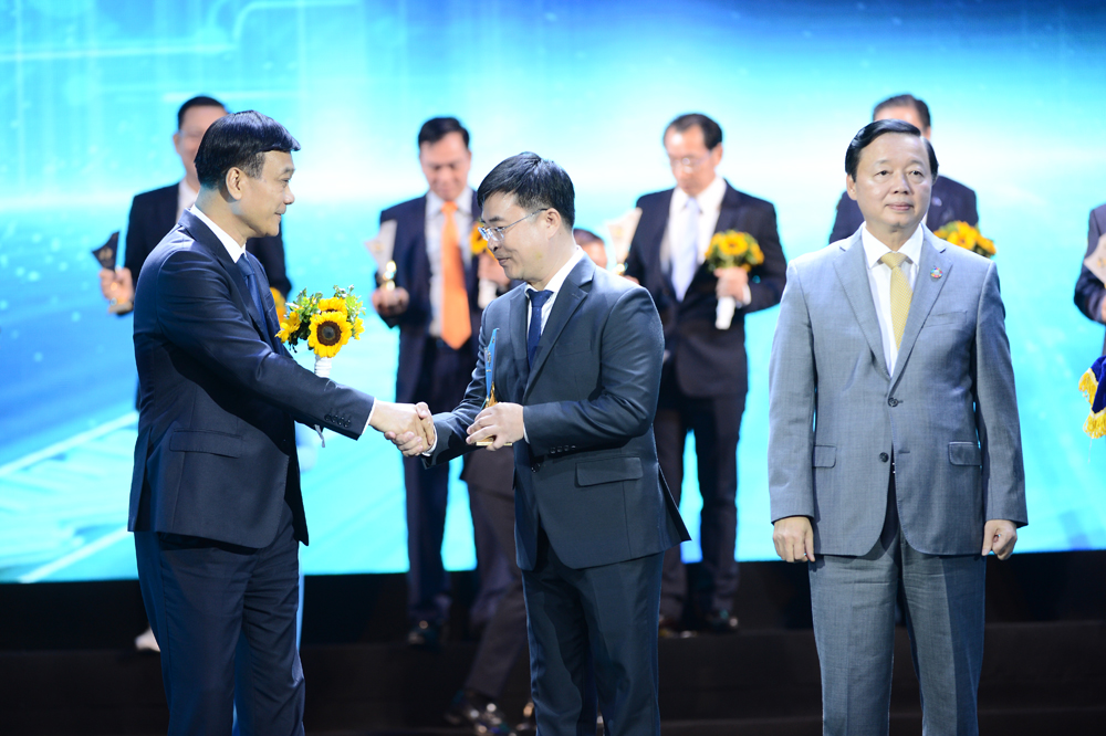 Tổng Giám đốc TV.PHARM - ông Hà Ngọc Sơn đón nhận Cúp vinh danh Thương hiệu Quốc gia Việt Nam năm 2022