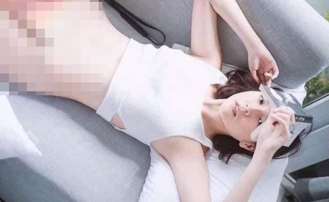 Trước khi nổi tiếng với vai trò 'nàng thơ' độc quyền của công ty do Sơn Tùng M-TP làm chủ tịch Hải Tú là model và thường xuyên thực hiện những bộ ảnh nude 100%.
