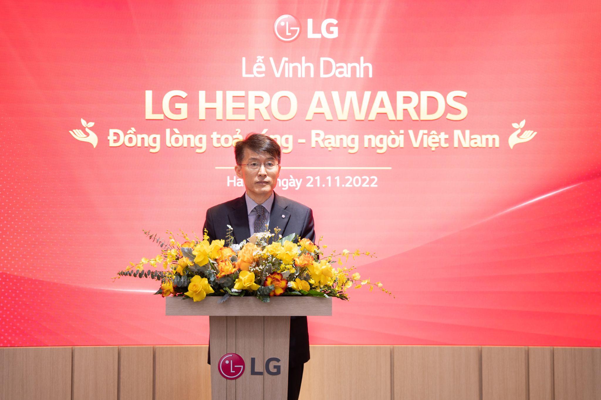 Ông Nam Sung Woo, Tổng Giám đốc Kinh doanh và Marketing của LG Việt Nam phát biểu trong buổi lễ vinh danh tấm gương nổi bật Phạm Quốc Việt thuộc khuôn khổ chương trình “LG Hero Awards”.