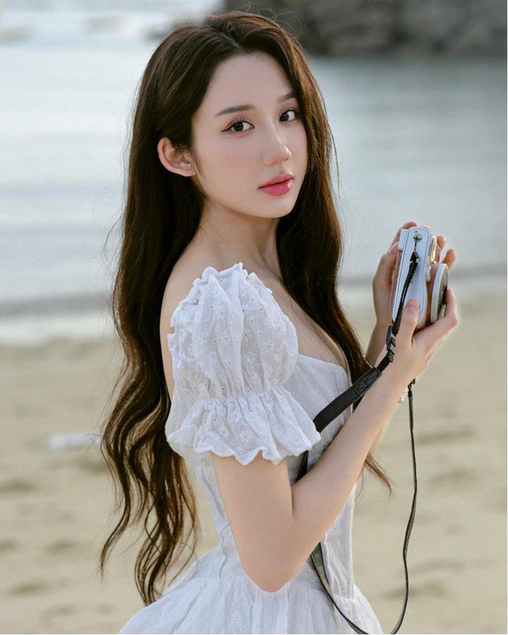 Streamer Mina Young khoe váy trắng ôm trọn thân hình “đồng hồ cát” - 7