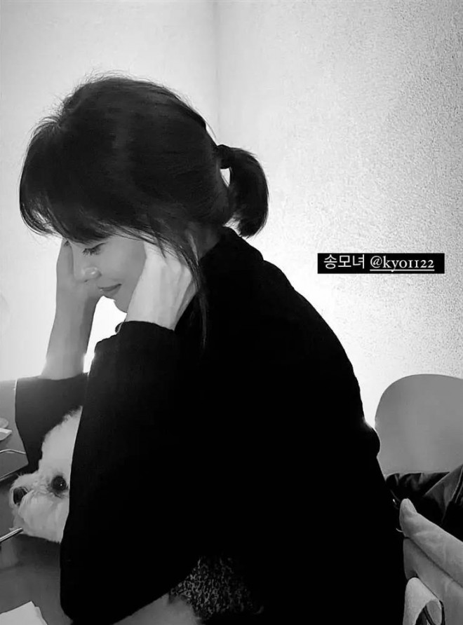 Diện đồ giản dị, Song Hye Kyo vẫn không giấu được khí chất ngút ngàn tại tiệc sinh nhật tuổi 41 - hình ảnh 2