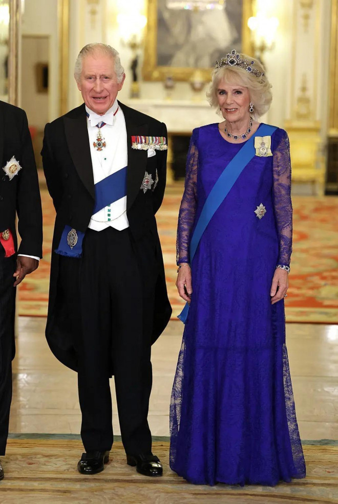 Hoàng hậu Camilla, Công nương Kate đội vương miện của mẹ chồng - hình ảnh 1