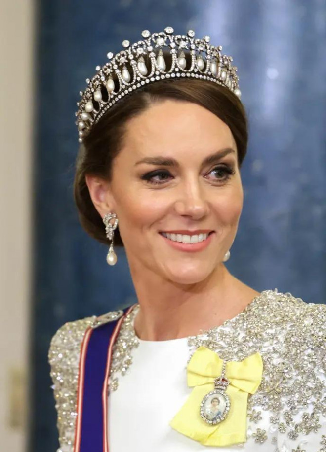 Hoàng hậu Camilla, Công nương Kate đội vương miện của mẹ chồng - hình ảnh 5