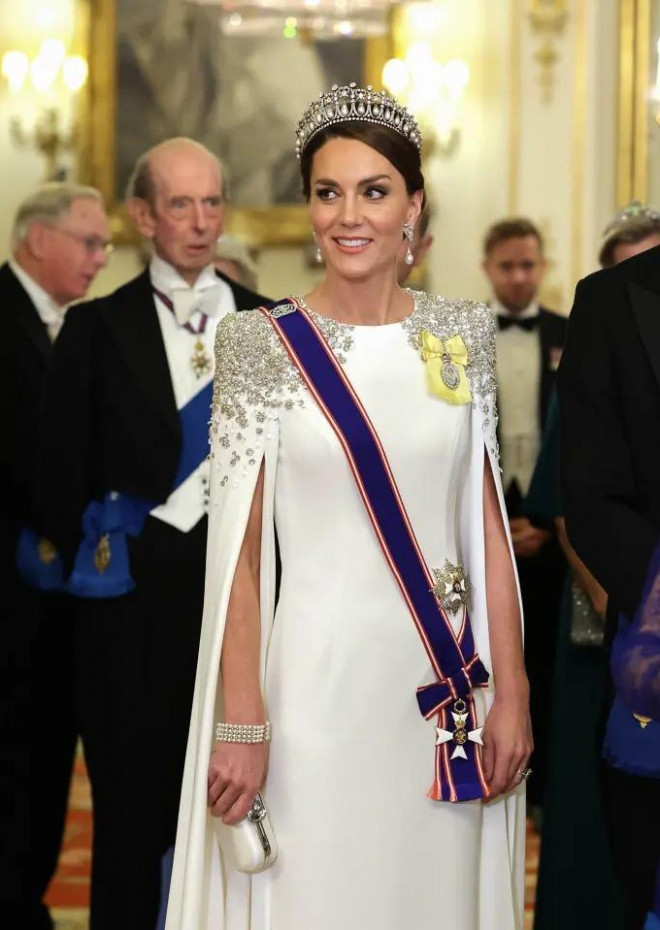 Hoàng hậu Camilla, Công nương Kate đội vương miện của mẹ chồng - hình ảnh 6