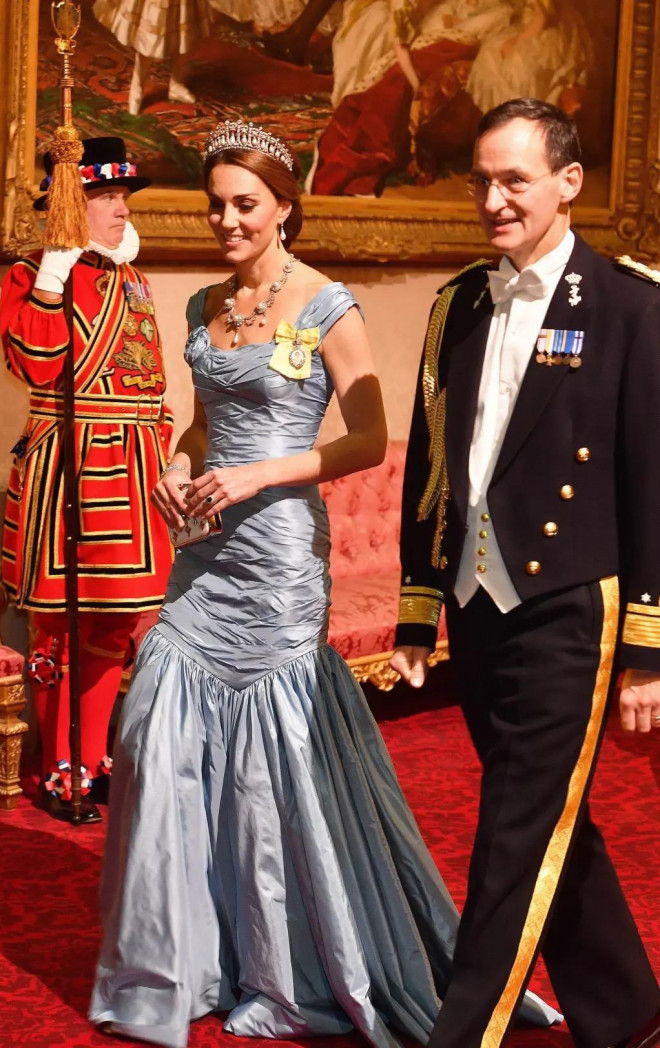 Hoàng hậu Camilla, Công nương Kate đội vương miện của mẹ chồng - hình ảnh 9
