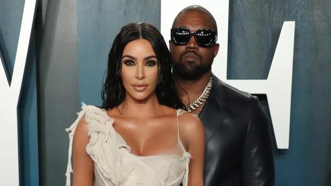 Kanye West cho nhân viên xem ảnh, clip nhạy cảm của Kim Kardashian - hình ảnh 1