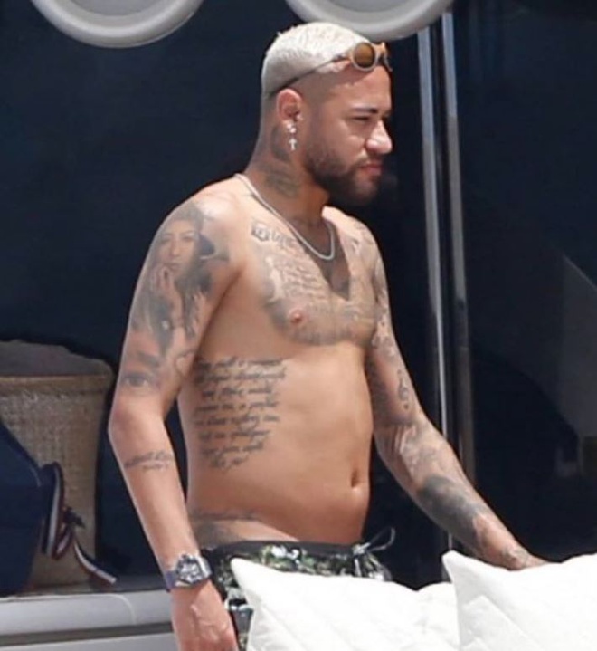 Neymar xuất hiện với vẻ ngoài "nét như Sony" sau thời gian bị chê “bụng bia” - 4