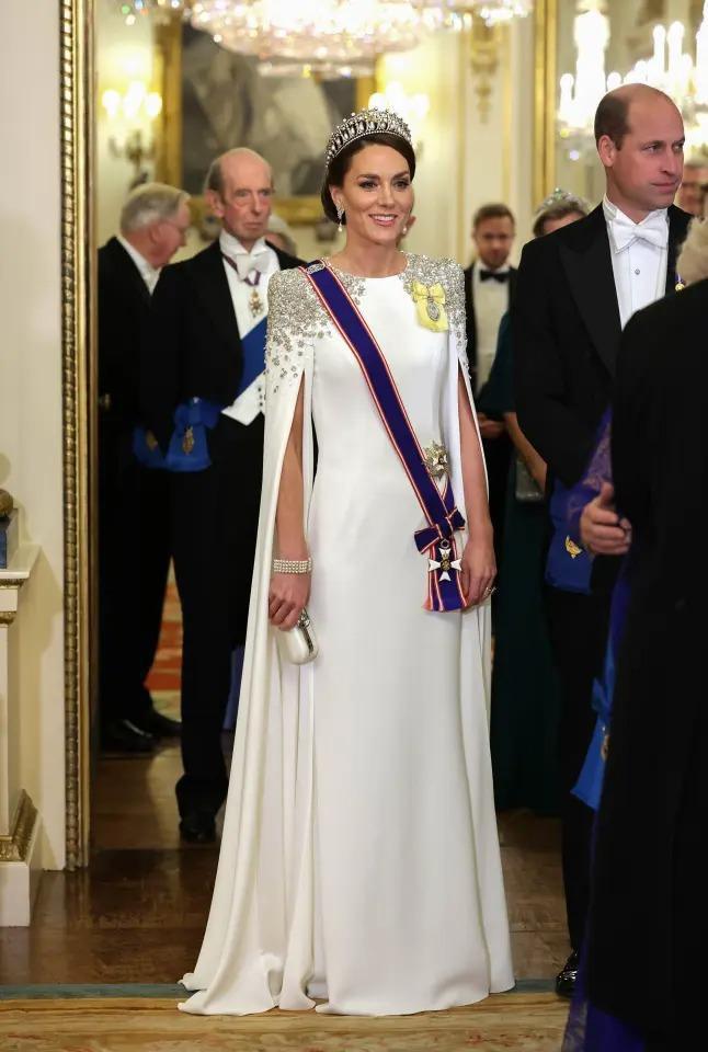 Hoàng hậu Camilla, Công nương Kate đội vương miện của mẹ chồng - hình ảnh 4