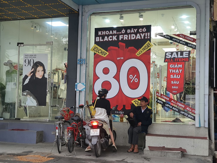 Black Friday: Loạt cửa hàng giảm giá đến 80%, bất ngờ với động thái của người tiêu dùng