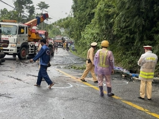 Xe chở nhựa đường lật trên đèo, CSGT rải cát chống trượt