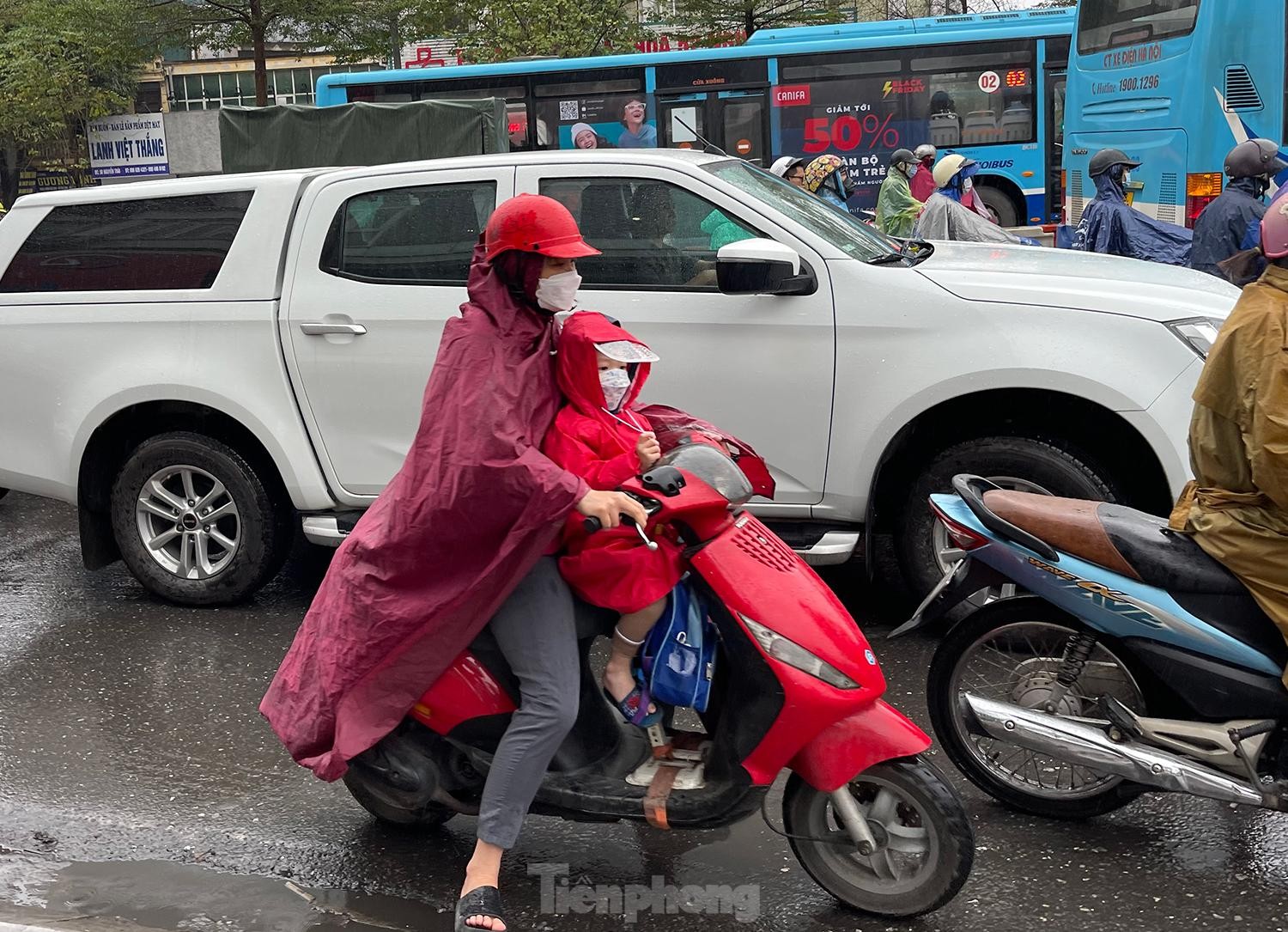 Các bậc phụ huynh nhích từng chút trên đường, cố gắng đưa con đến trường trong giờ cao điểm.