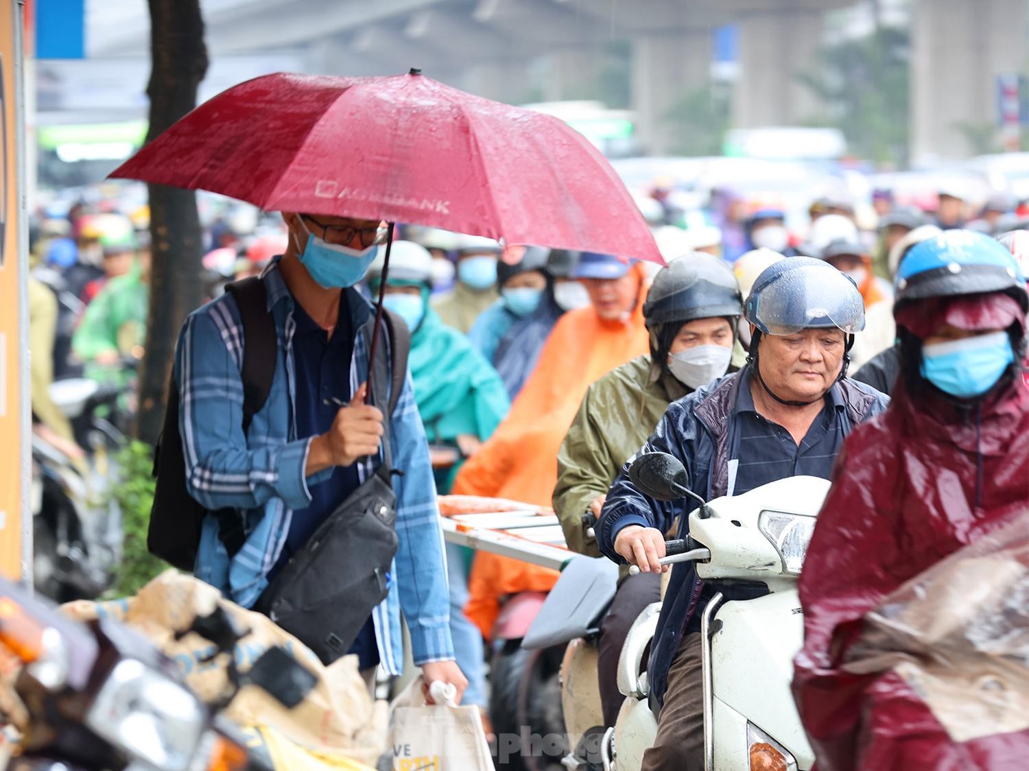 Xe máy leo cả lên vỉa hè để tìm lối thoát.