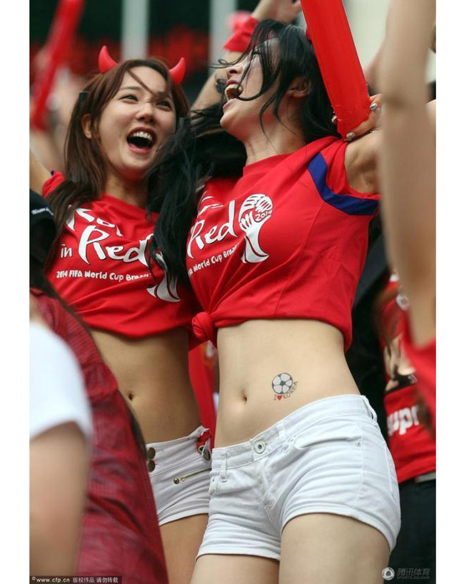 Cổ động viên Hàn Quốc từng ăn vận quá nóng bỏng khi "cháy" cùng bóng đá - 3