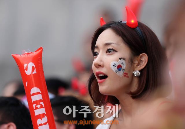 Cổ động viên Hàn Quốc từng ăn vận quá nóng bỏng khi "cháy" cùng bóng đá - 4