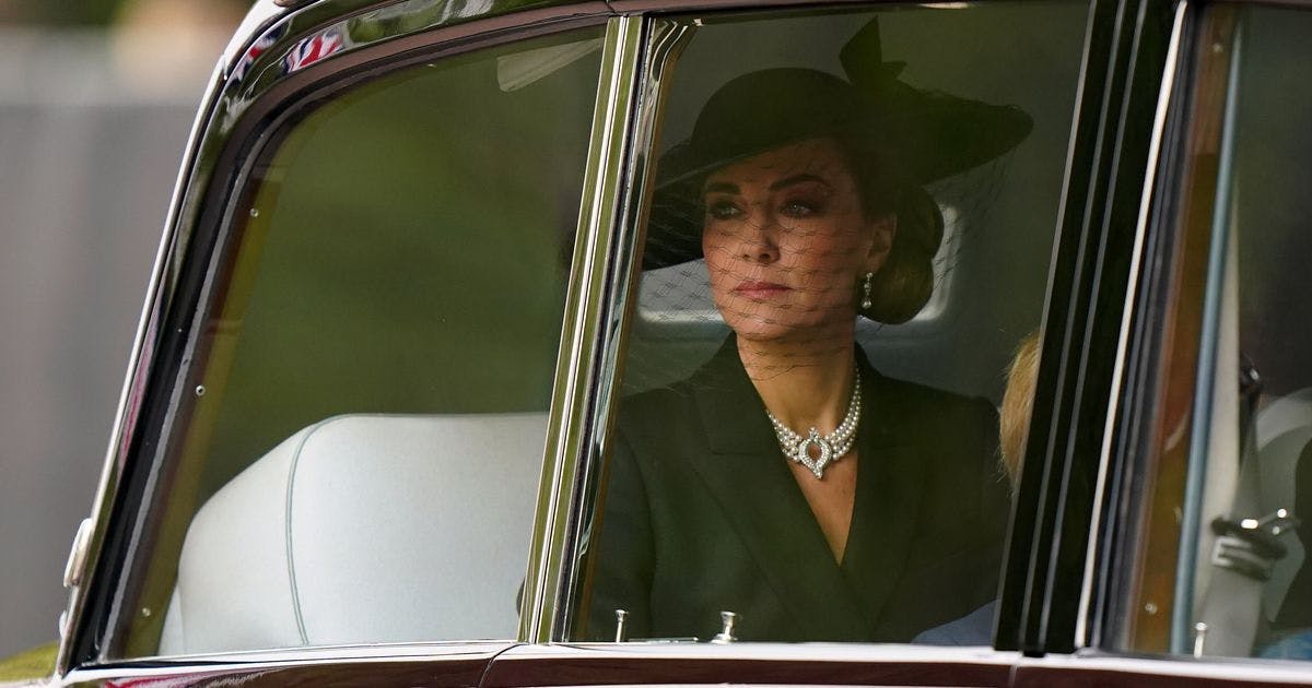 Kate Middleton và bộ sưu tập trang sức hoàng gia nức lòng người hâm mộ - 10