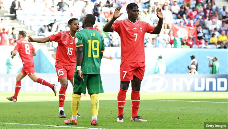 Breel Embolo (áo đỏ, số 7) không ăn mừng dù giúp Thụy Sĩ "xé lưới" Cameroon