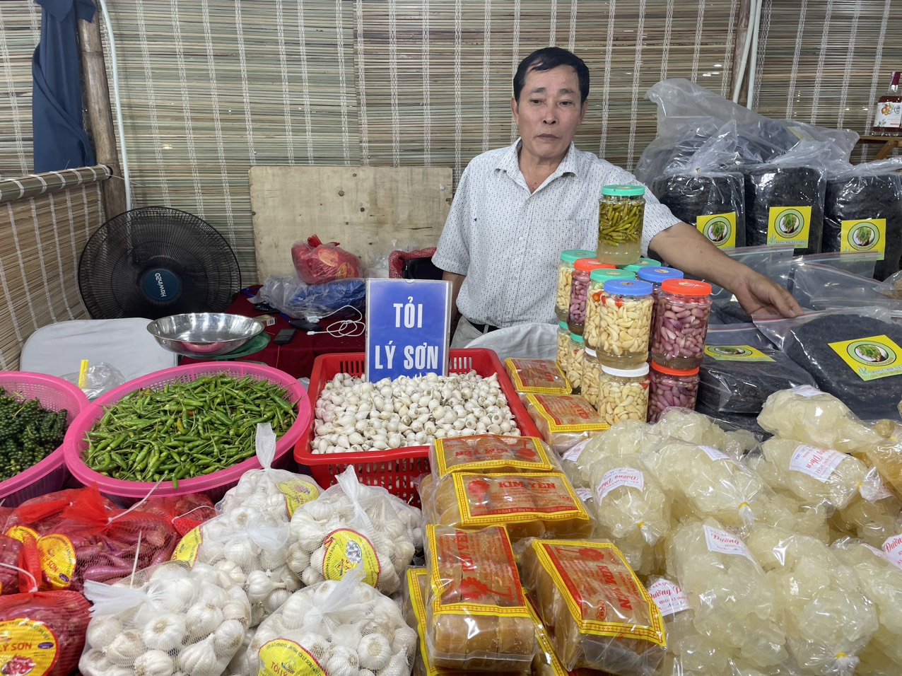 Tỏi Lý Sơn cũng được bày bán trong hội chợ.