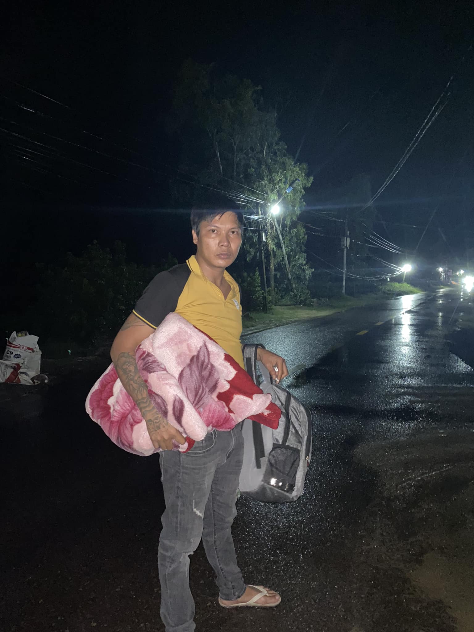 Lộc Fuho đăng ảnh mang theo chăn gối và balo bước ra khỏi đường, đính kèm status "Bán nhà" ngay sau trận Đức- Nhật Bản